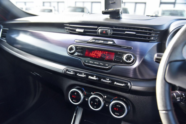 2013 Alfa Romeo Giulietta Series 0 Distinctive Hatch Image 11