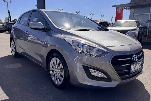 2015 Hyundai i30 GD2 Active Hatch Image 3