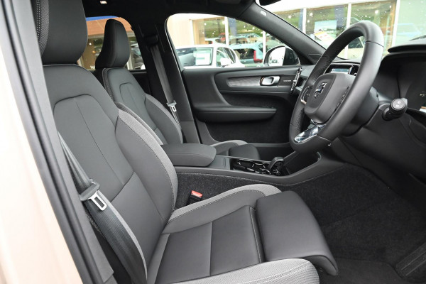 2026 Volvo EX40  Ultra Single Motor Extended Range SUV Image 15