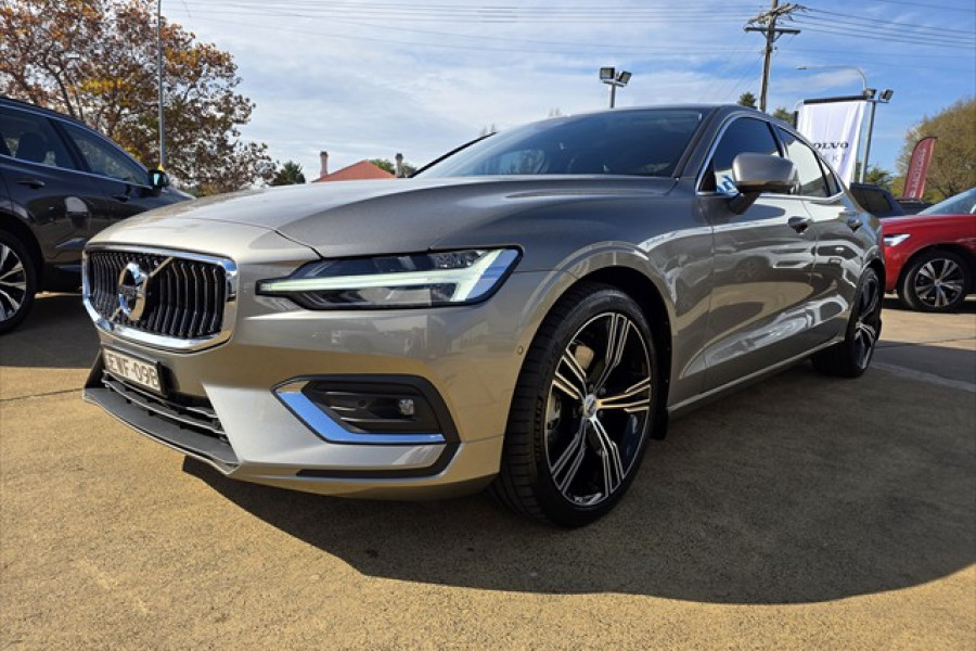 2022 Volvo S60  B5 Inscription Sedan Image 18