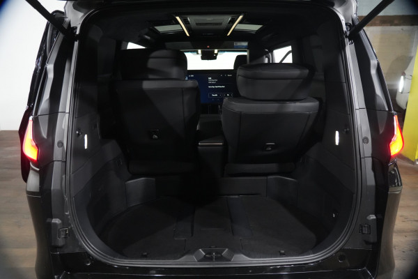 2025 Lexus LM 500h Ultra Luxury Black Trim SUV image 35