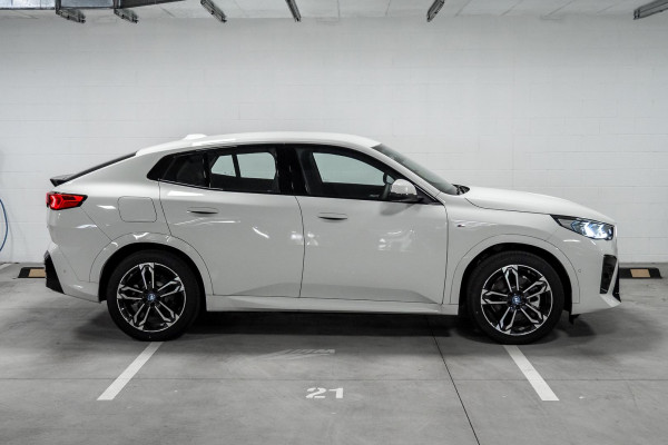 2024 BMW iX2 U10 xDrive30 M Sport SUV image 3