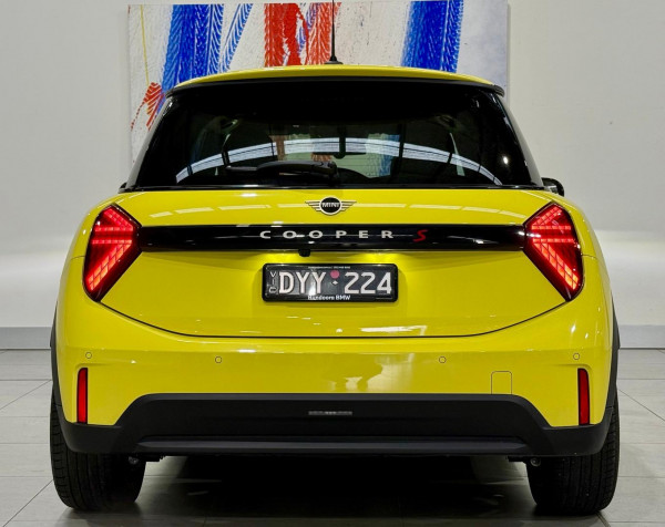 2025 MINI Cooper F65 S Favoured Hatch image 7