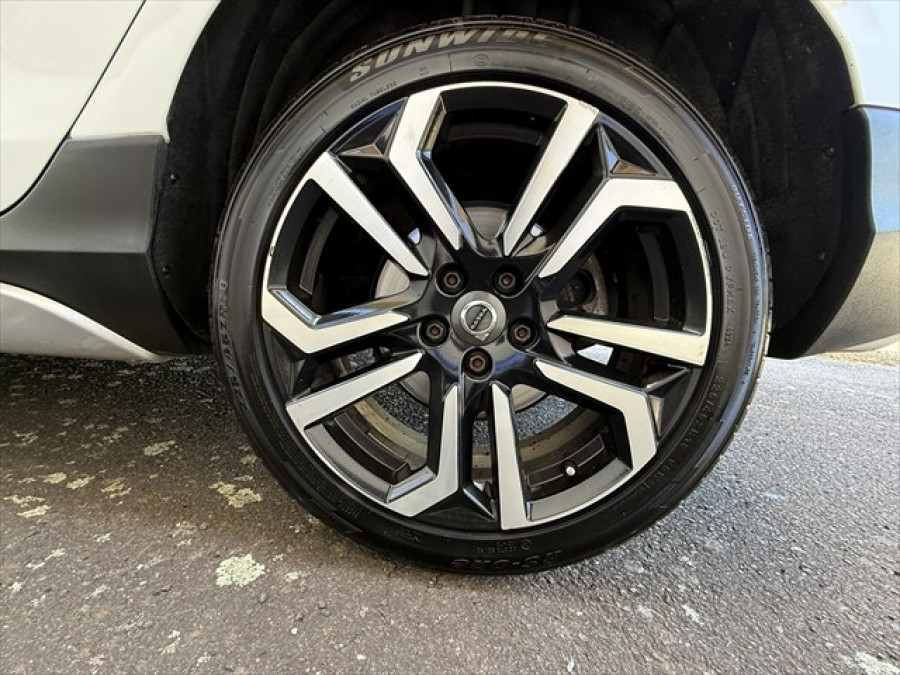 2017 MY18 Volvo V40 Cross Country M Series D4 Pro Hatch Image 16