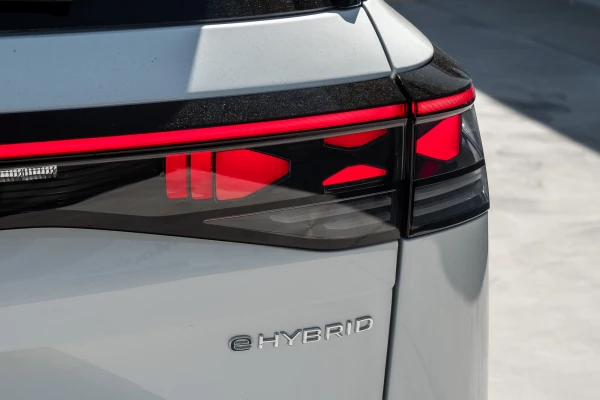 2026 Volkswagen Tayron R4 150TSI eHybrid Elegance SUV Image 22
