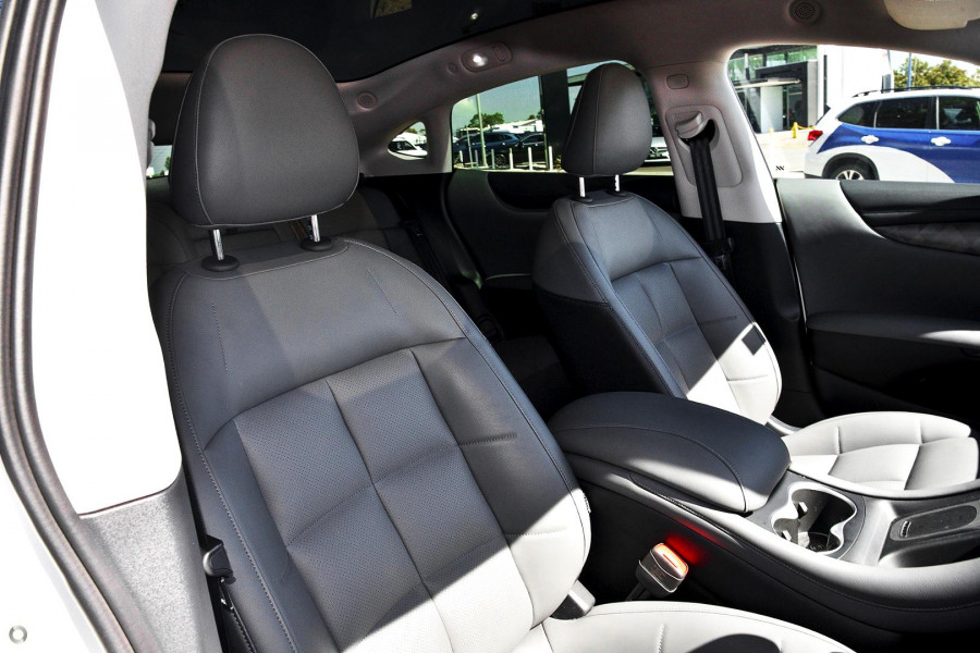 2025 MG IM5 P12L Performance Hatch Image 6