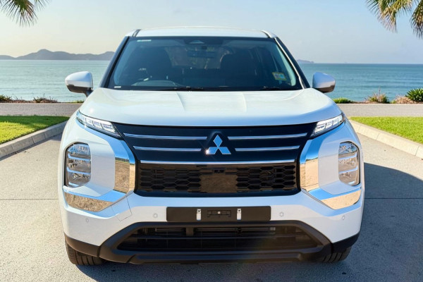 2025 Mitsubishi Outlander ZM ES SUV Image 2