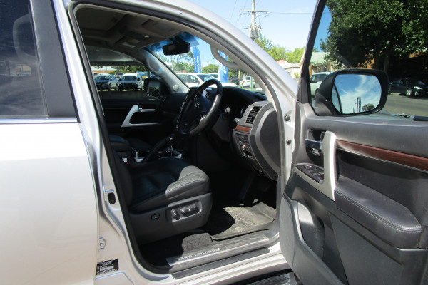 2020 Toyota LandCruiser VDJ200R VX SUV Image 9