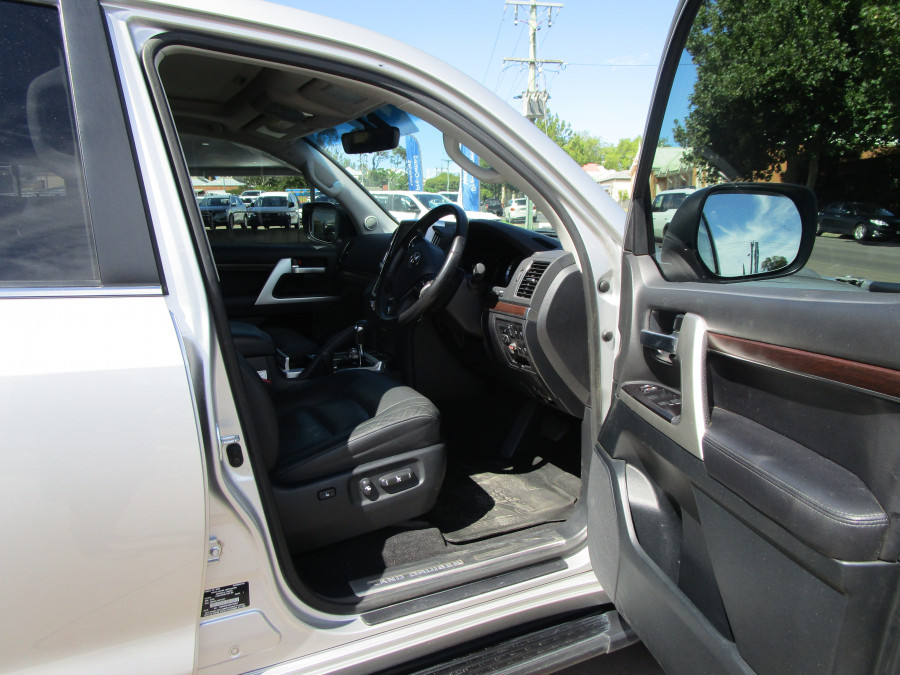 2020 Toyota LandCruiser VDJ200R VX SUV Image 9