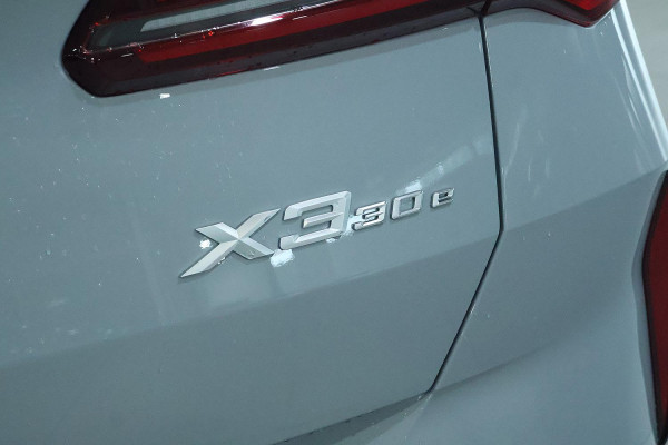 2025 BMW X3 G45 30e xDrive SUV image 5