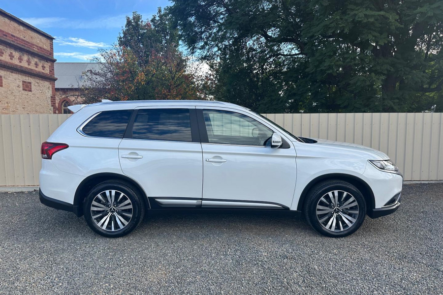2021 Mitsubishi Outlander ZL LS SUV Image 7