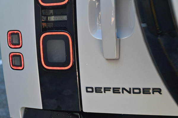 2026 Land Rover Defender L663 110 P425 X-Dynamic SE SUV image 21