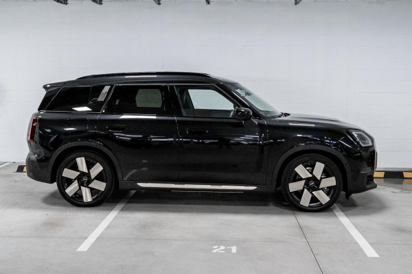 2024 MINI Countryman U25 SE Favoured SUV image 3