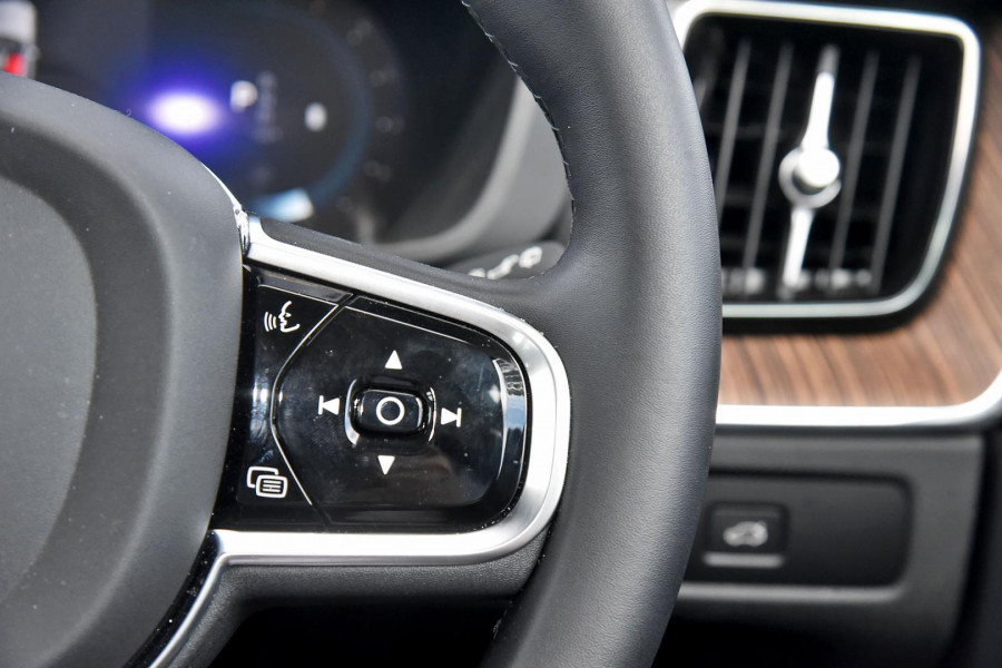 2023 Volvo XC60  Ultimate B5 Bright SUV Image 7