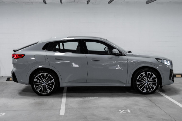 2024 BMW iX2 U10 eDrive20 M Sport SUV image 3
