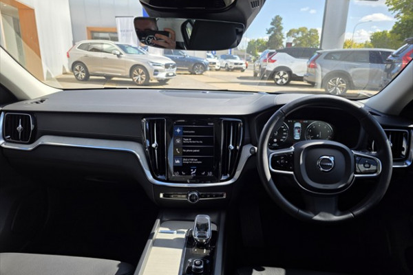 2022 Volvo S60  B5 Inscription Sedan Image 4