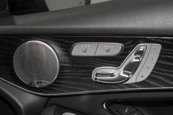 2020 Mercedes-Benz GLC-Class 300e 4matic (Hybrid) SUV Image 14