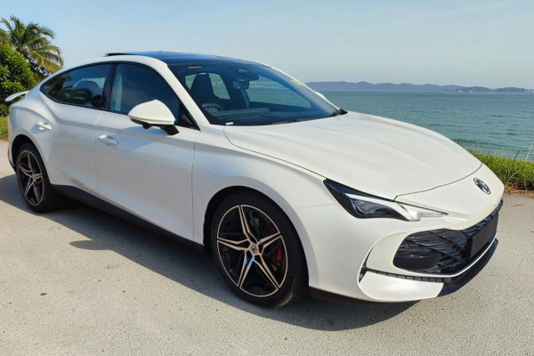 2025 MG MG7  Essence Sedan