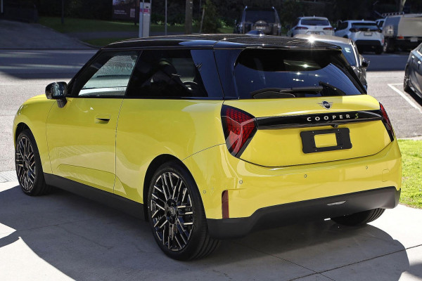 2026 MINI Cooper J01 SE Favoured Hatch image 4