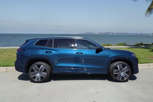 2025 MY26 Volkswagen Tayron R4 195TSI R-Line SUV Image 2