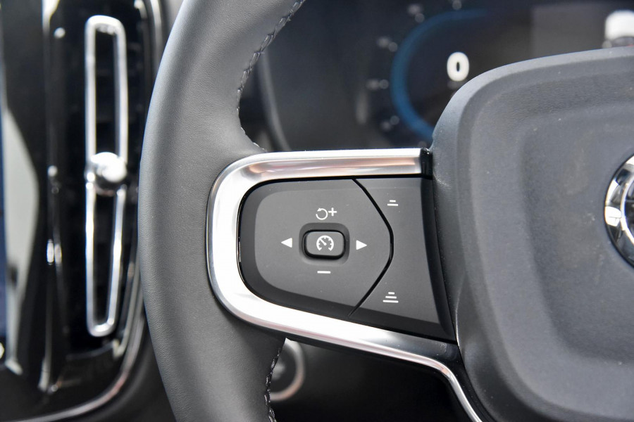 2024 MY25 Volvo XC40  Ultra B4 Dark SUV Image 13