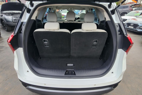 2023 Mahindra XUV700  AX7L SUV Image 9