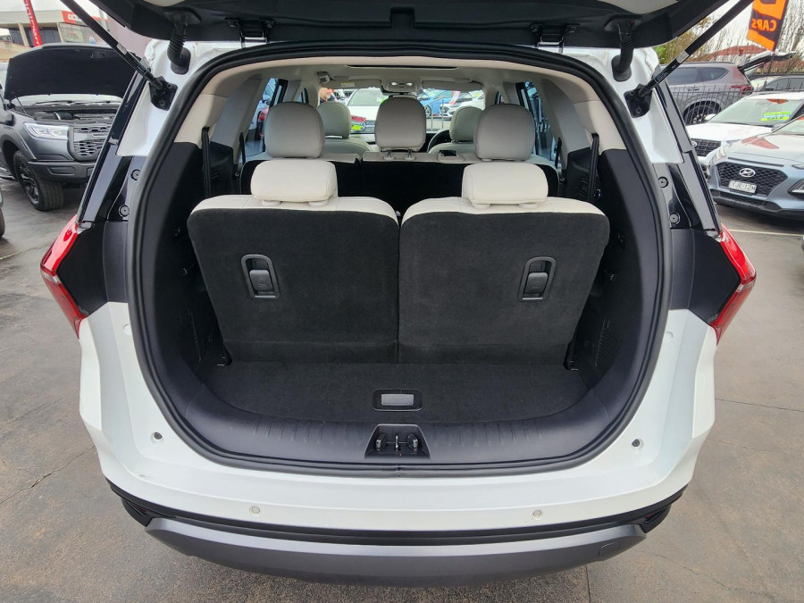 2023 Mahindra XUV700  AX7L SUV Image 9