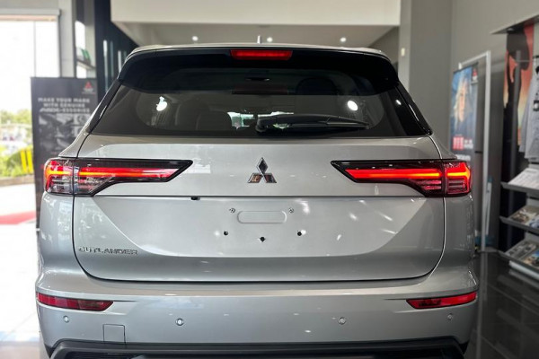 2025 MY24 Mitsubishi Outlander ZM ES SUV Image 6