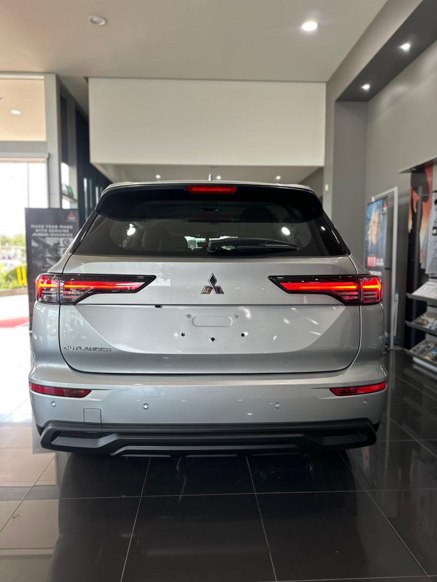 2025 MY24 Mitsubishi Outlander ZM ES SUV Image 6