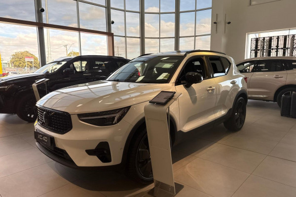 2025 Volvo XC40 XZ Black Edition SUV Image 4