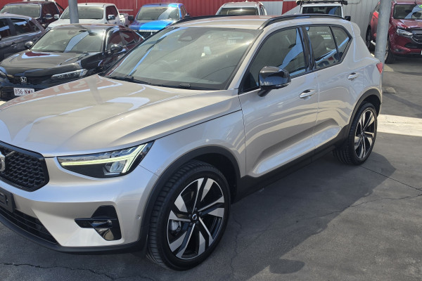 2023 Volvo XC40 XZ Ultimate B5 Dark SUV Image 3