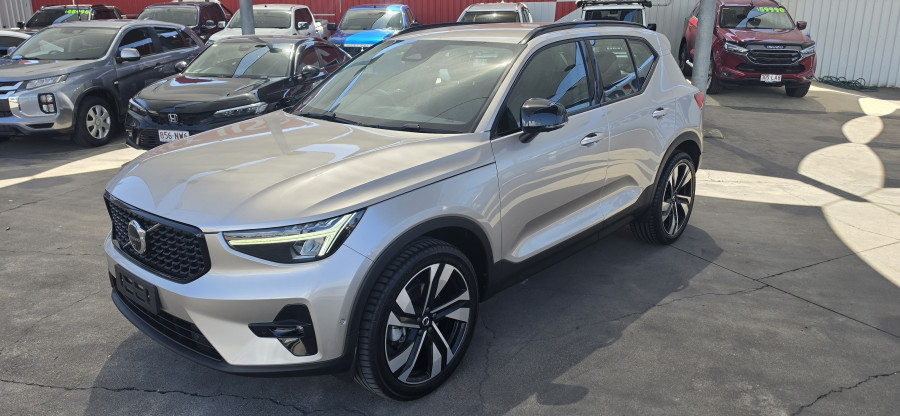 2023 Volvo XC40 XZ Ultimate B5 Dark SUV Image 3