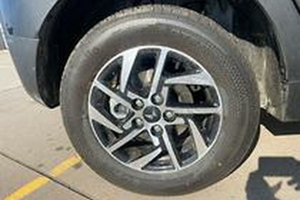 2025 Mahindra XUV3X0  AX5L SUV Image 11