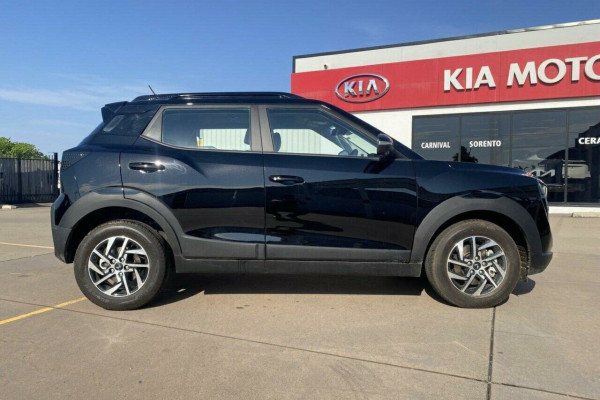2025 Mahindra XUV3X0  AX5L SUV Image 3