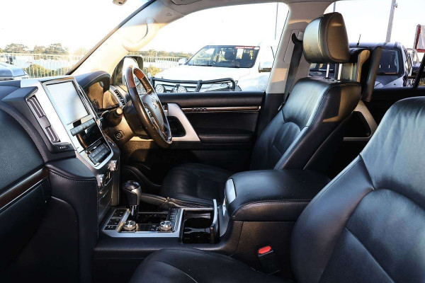 2018 Toyota LandCruiser VDJ200R Sahara SUV Image 7