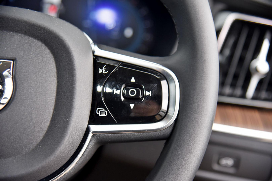 2023 Volvo XC60  Ultimate B5 Bright SUV Image 13