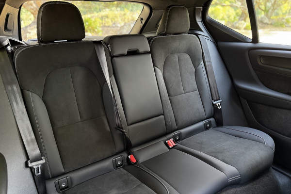 2025 Volvo XC40 XZ Ultra B4 Dark SUV Image 9
