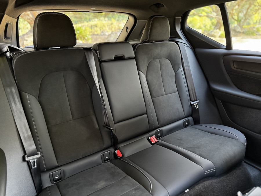 2025 Volvo XC40 XZ Ultra B4 Dark SUV Image 9