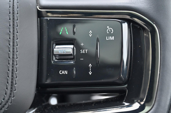 2025 MY26 Land Rover Range Rover Velar L560 P250 Dynamic SE SUV image 15
