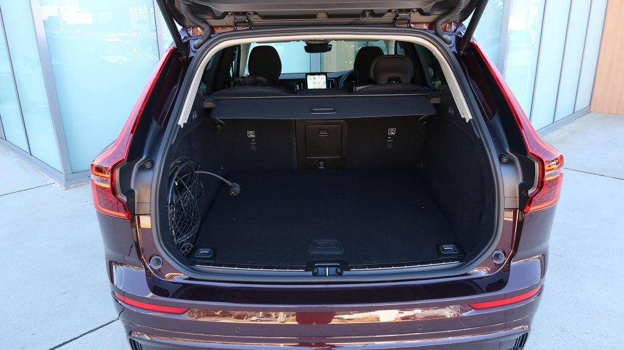 2025 Volvo XC60 UZ Plus T8 Plug-in Hybrid Dark SUV Image 28