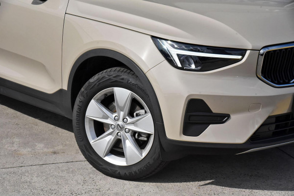 2023 Volvo XC40  Plus B4 SUV Image 2