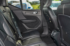 2018 Volvo XC40 XZ D4 Momentum Launch Edition SUV image 6