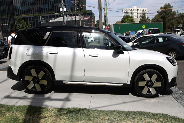 2025 MINI Countryman U25 S Favoured SUV image 4