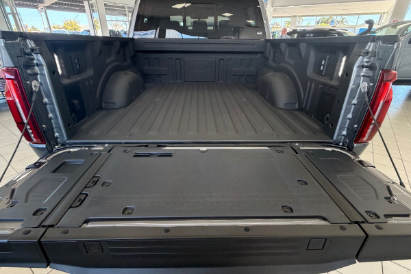 2024 Ford F-150  Lariat Dual Cab Image 12