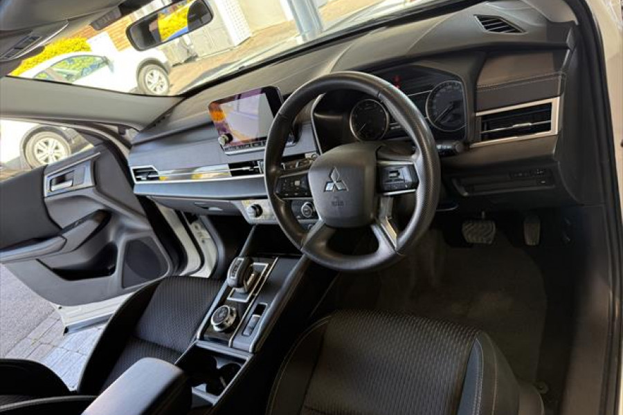 2022 MY23 Mitsubishi Outlander ZM ES SUV Image 14