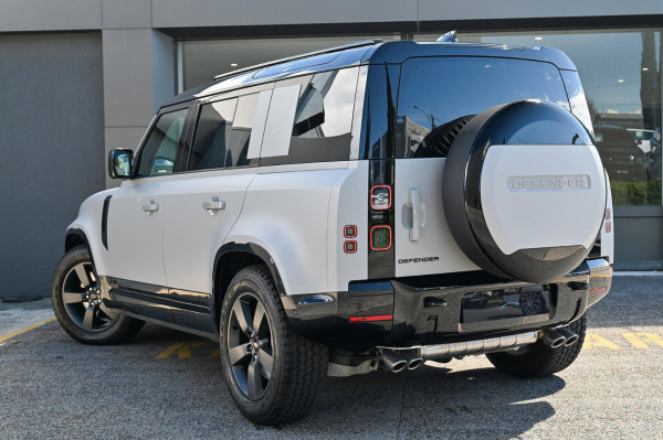 2026 Land Rover Defender L663 110 P425 X-Dynamic SE SUV image 5