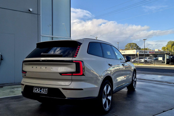 2025 Volvo EX90  Plus Twin Motor SUV Image 5