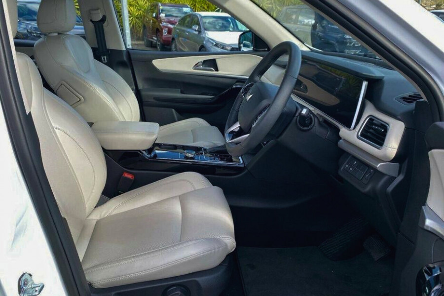 2023 Mahindra XUV700 AX7L Wagon Image 10