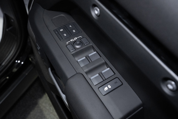 2026 Land Rover Defender L663 110 D350 X-Dynamic SE SUV image 21