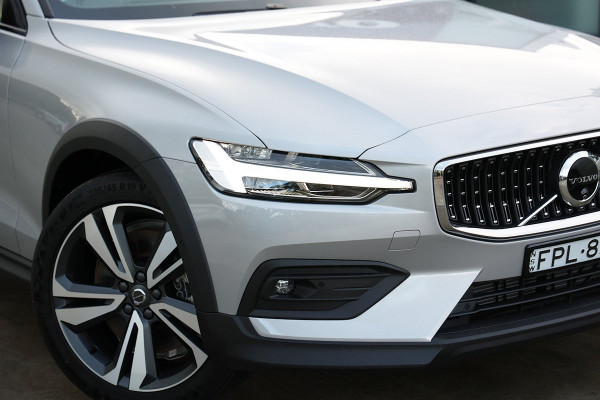 2024 Volvo V60 Cross Country Z Series Ultimate B5 Bright Wagon Image 2